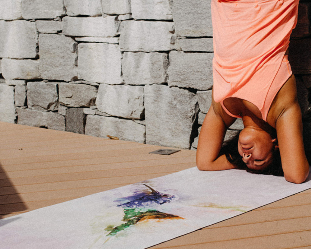 Asana auf Yogamatte von Shiva Girl, extra rutschfest aus Naturkautschuk - lila Kolibri