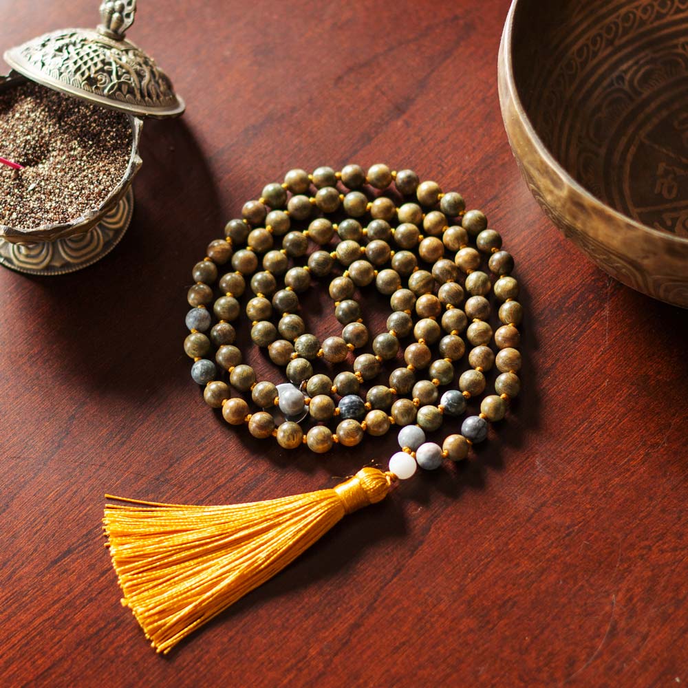 Mala Kette - Grünes Sandelholz für Kreativität, zusammengerollt mit Räuchetstäbchenhalter und Klangschale