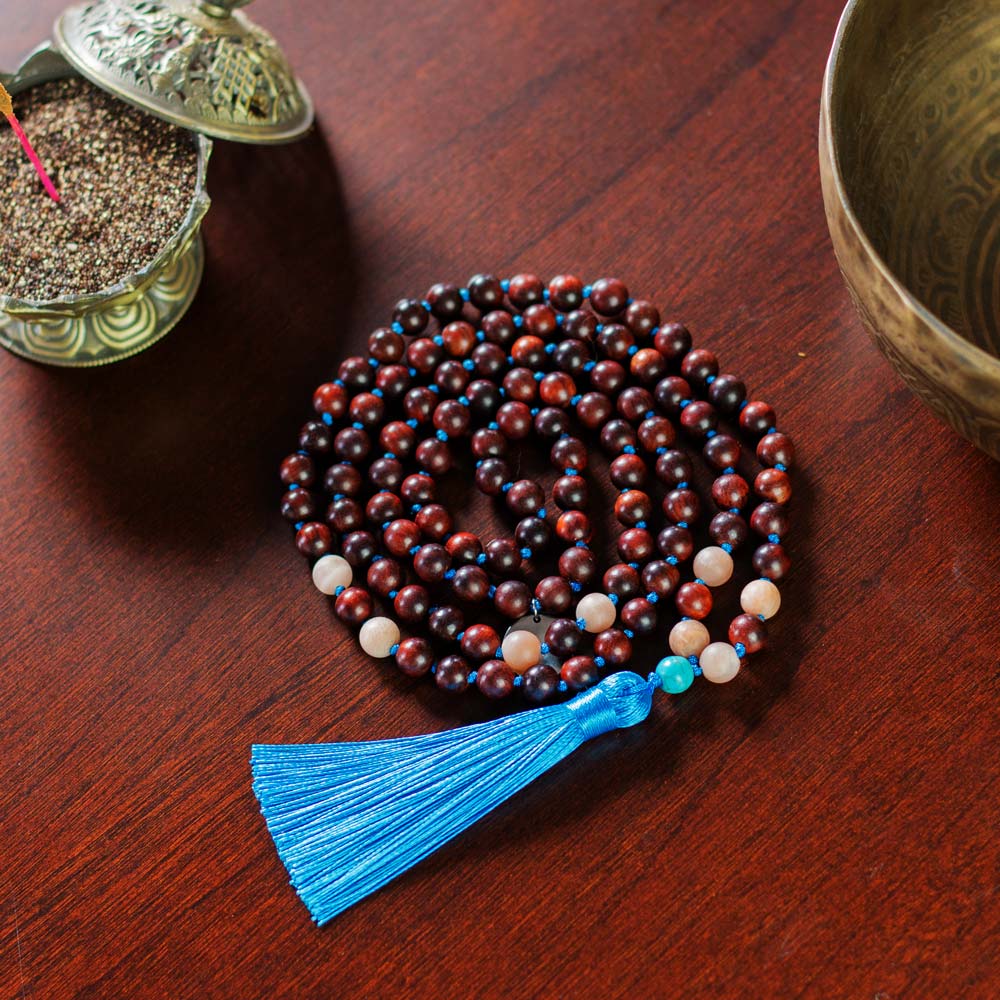 Mala Kette - Sandelholz Burgund für Stabilität,zusammengerollt mit Räucherstäbchenhalter und Klangschale