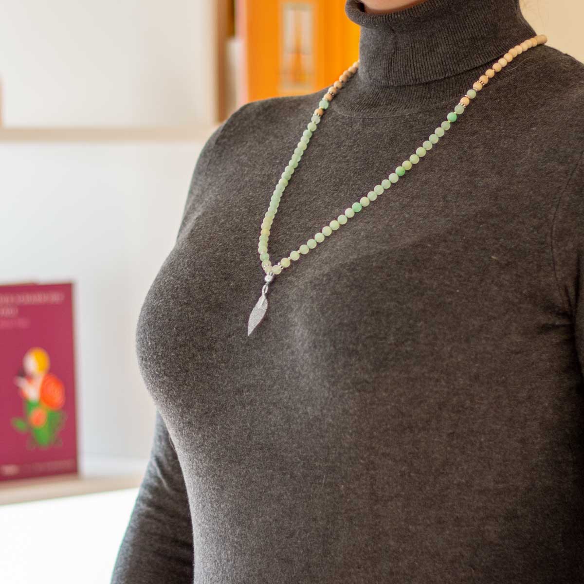 Mala Kette Grüne Jade Blatt für Ruhe von Shiva Girl - getragen von Modell