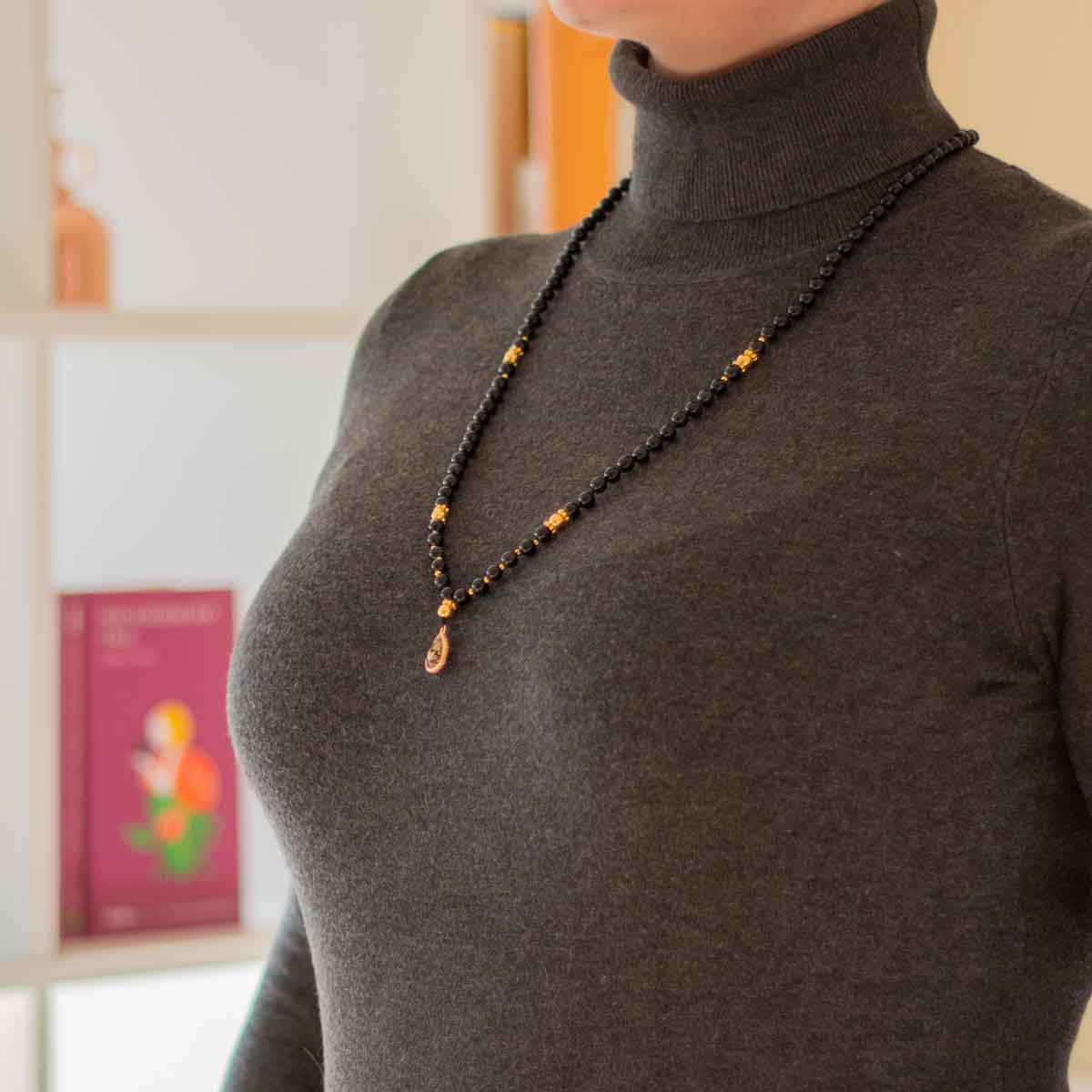 Mala Kette Obsidian Tropfen für Optimismus von Shiva Girl - von Modell getragen