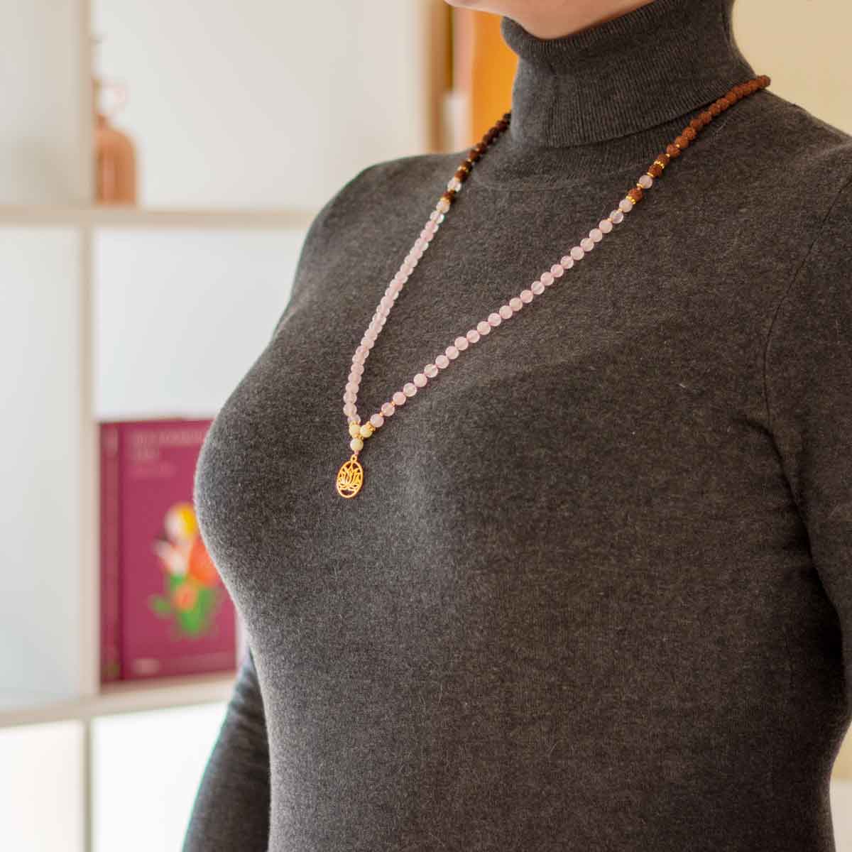 Mala Kette Rosenquarz Lotus für Liebe von Shiva Girl - von Modell getragen