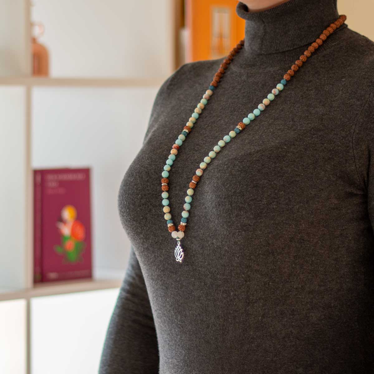 Mala Kette Kaiser Jaspis für Weisheit von Shiva Girl - von Modell getragen