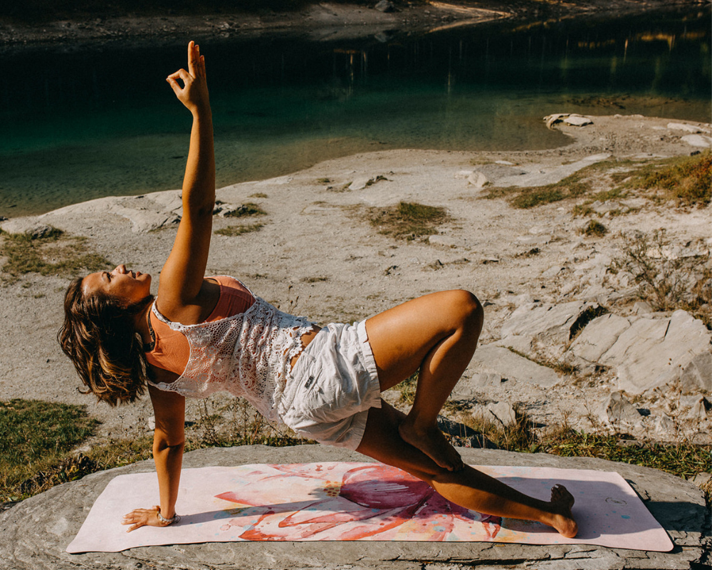 Asana auf Yogamatte von Shiva Girl, extra rutschfest aus Naturkautschuk - rosa Lotus