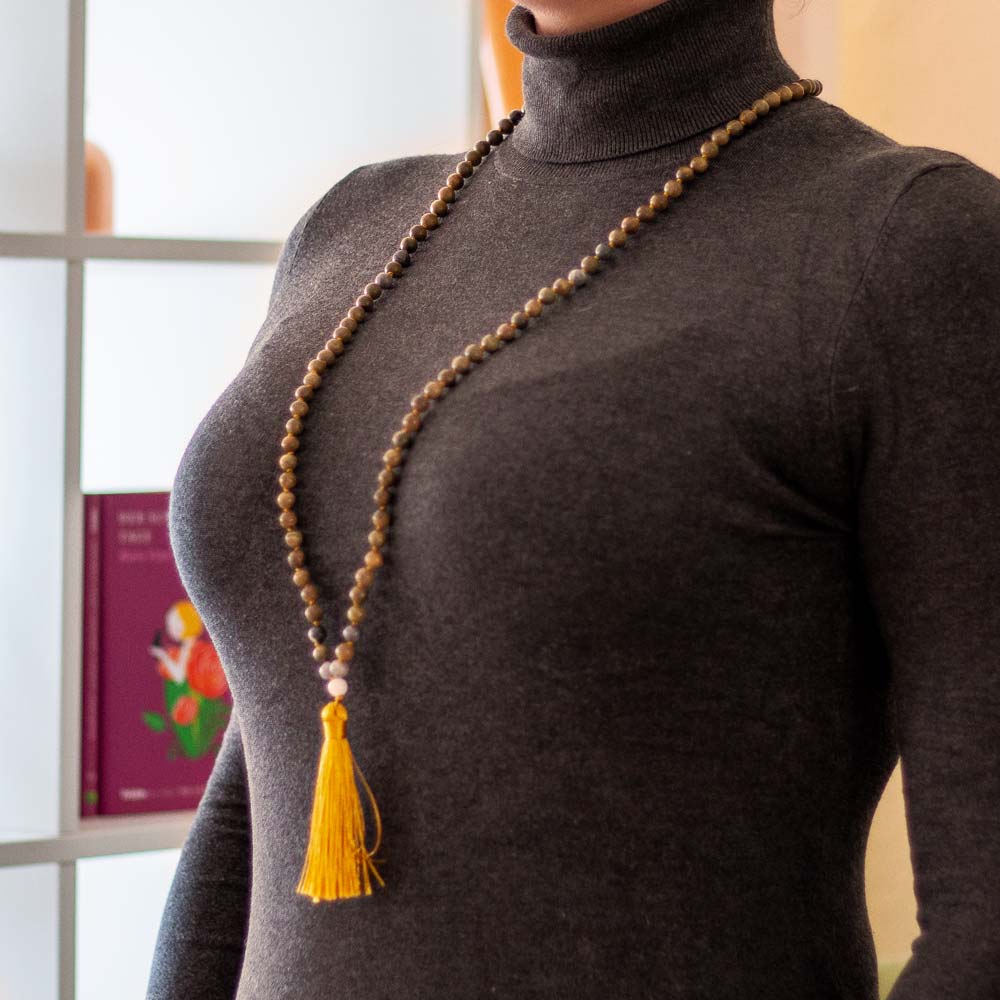 Mala Kette - Grünes Sandelholz für Kreativität getragen von Modell