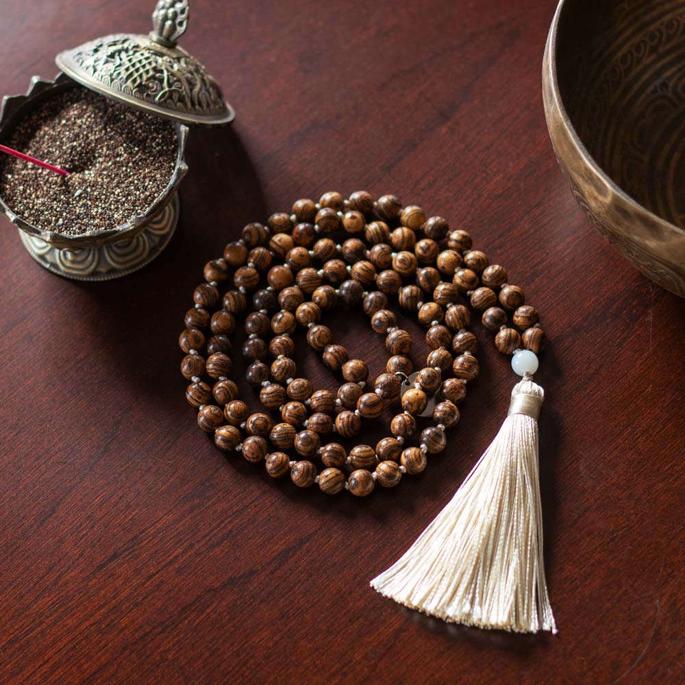 Mala Kette - Sandelholz für Freude, zusammengerollt mit Räucherstäbchenhalter und Klangschale