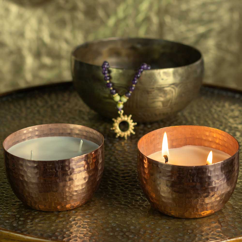 Ayurveda Duftkerze Kapha - Salbei-Minze: Moodbild mit brennender Kerze und Mala Kette von Shiva Girl