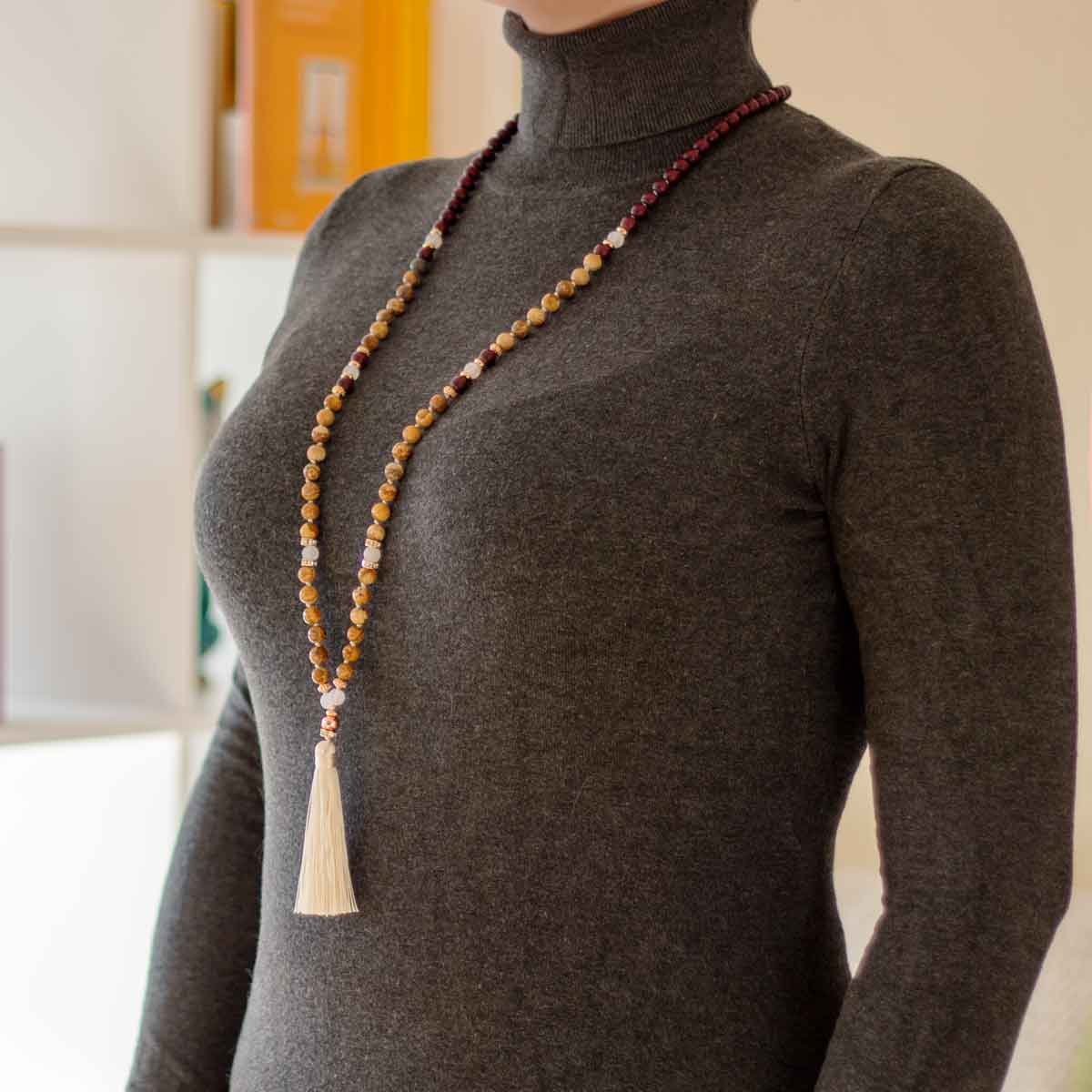 Mala Kette brauner Achat von Shiva Girl - von Modell getragen - nicht nur für Yoga