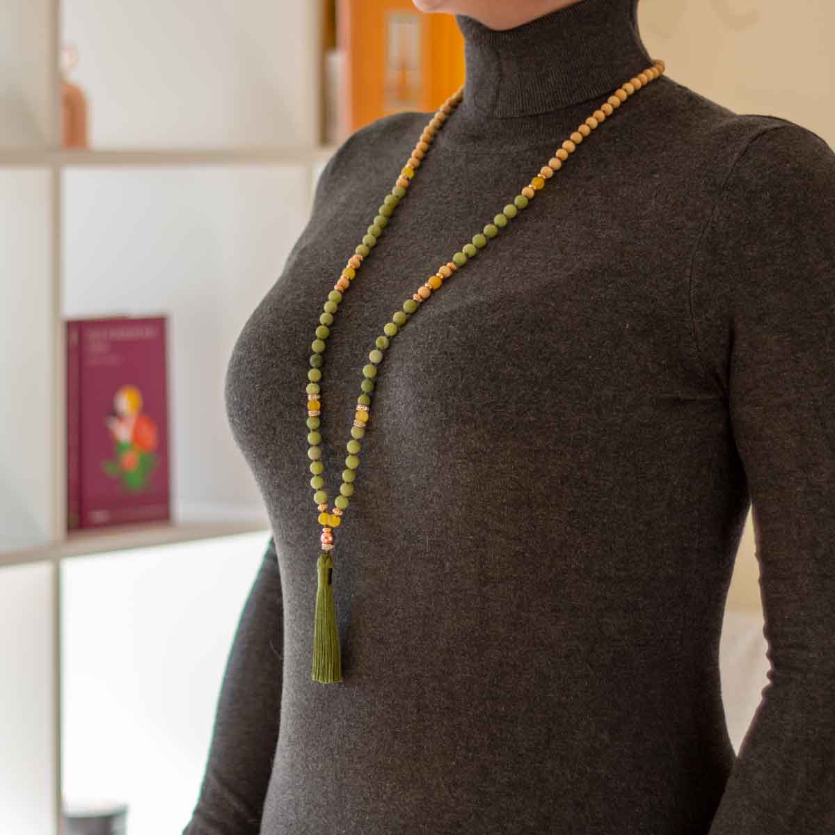 Mala Kette Grüner Achat Quaste für Geborgenheit von Shiva Girl - getragen von Modell